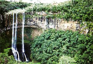 Der aus vielen Prospekten und Reiseberichten bekannte Wasserfall...