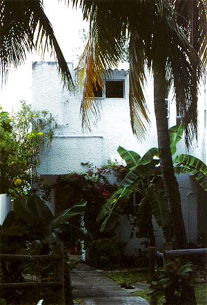 Der Bungalow von der Strassenseite aus betrachtet, ebenfalls mit einem Garten.